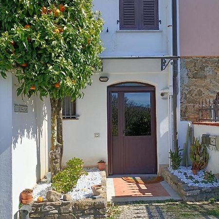 Locazione Turistica La Gesualda Apartment Кастелнуово Магра Екстериор снимка