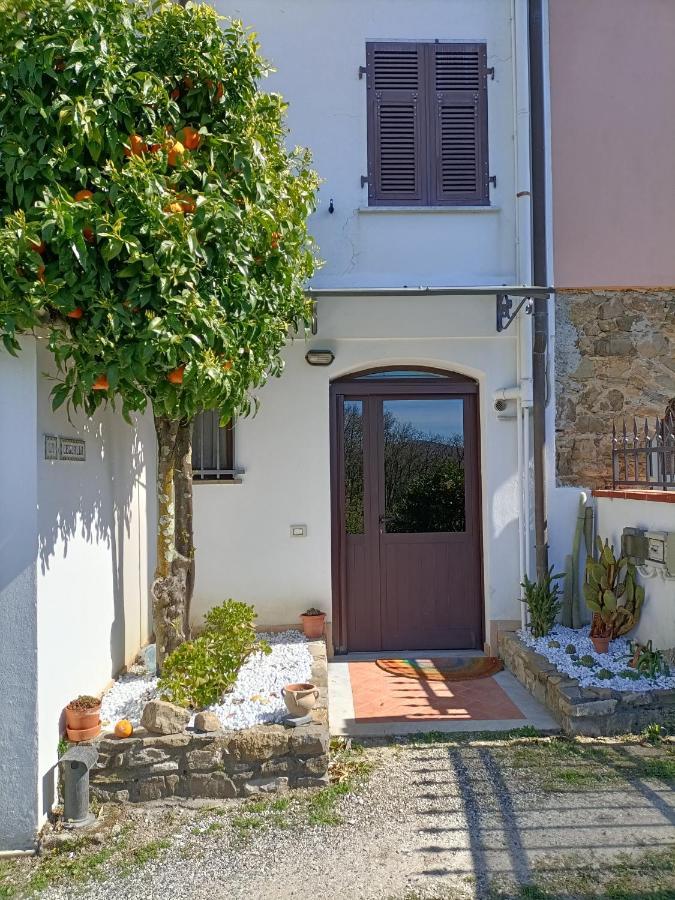 Locazione Turistica La Gesualda Apartment Кастелнуово Магра Екстериор снимка